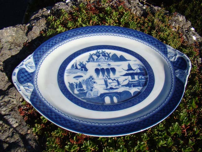 A Mottahedeh   porcelain 'Canton style' covered tureen on stand, 20th century — image 2